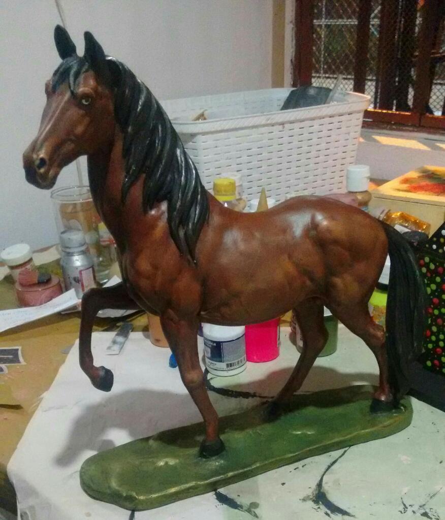 Caballo Decorativo en Marmolina