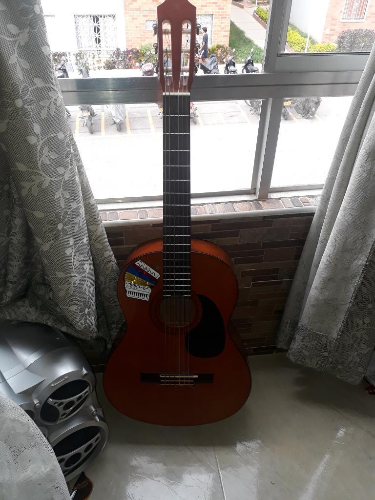 Guitarra Yamaha C40 Estuche Semiduro.