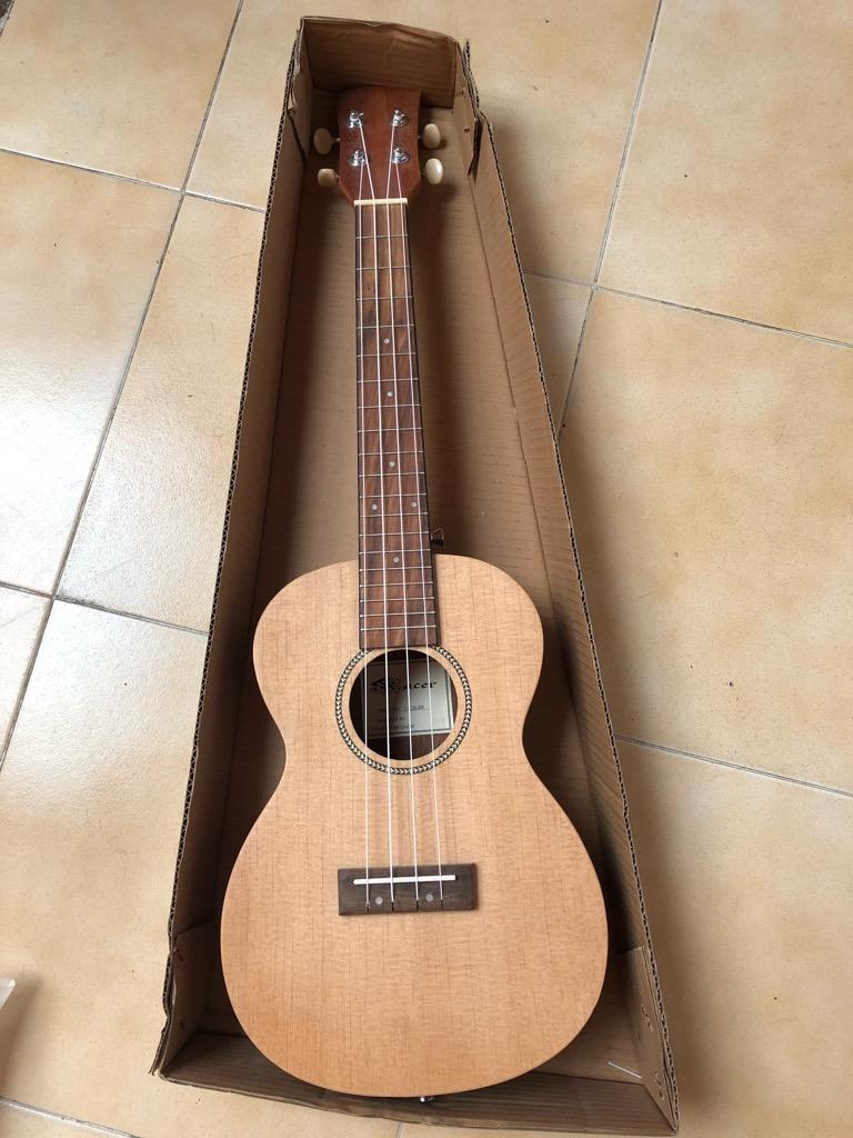 Ukelele con afinador incluido