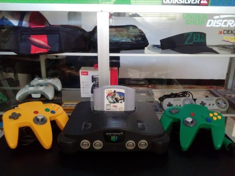 Nintendo 64 con dos controles de colores con palancas en