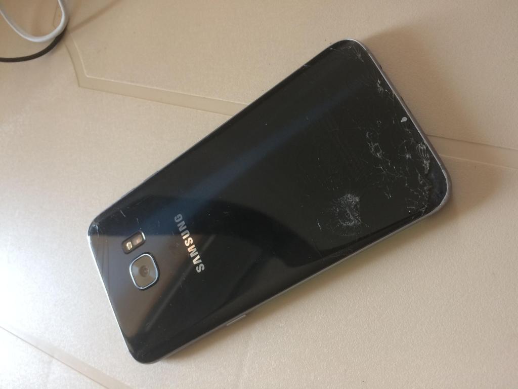 Samsung S7 Edge,de 32 GB Y 4 de Ram,se golpeo y le quedo esa