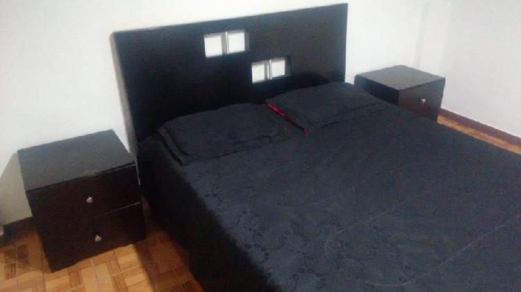 Cama, Colchon, mesas de noche y peinador