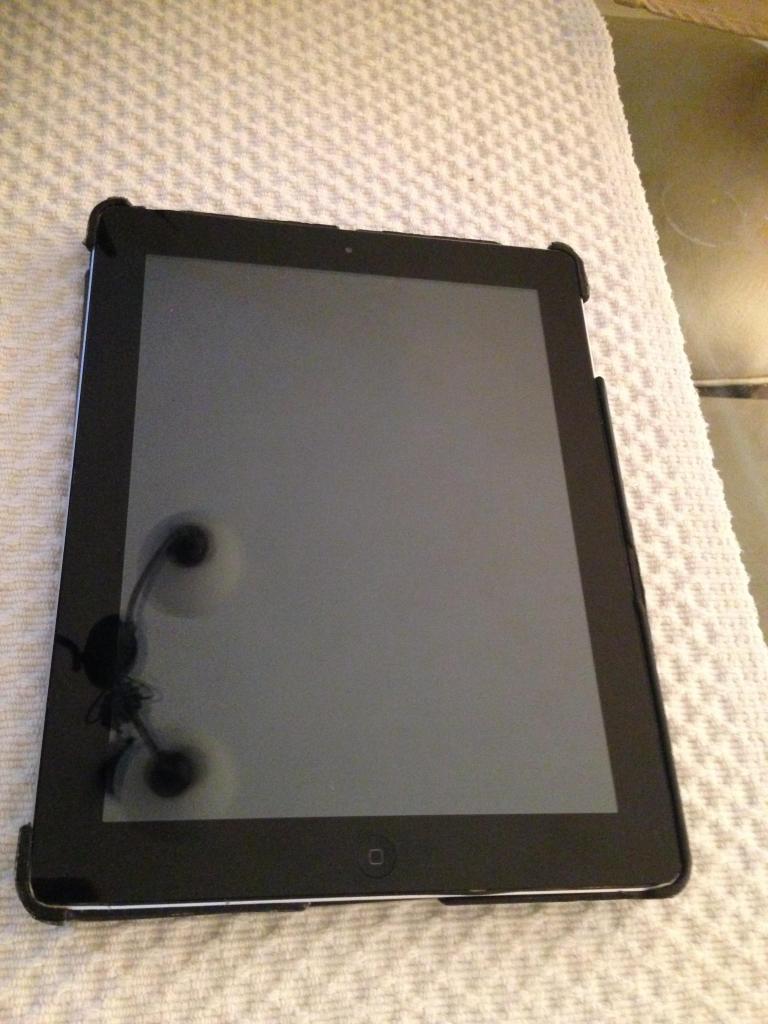 Tablet iPad bloqueada con cargador y estuche