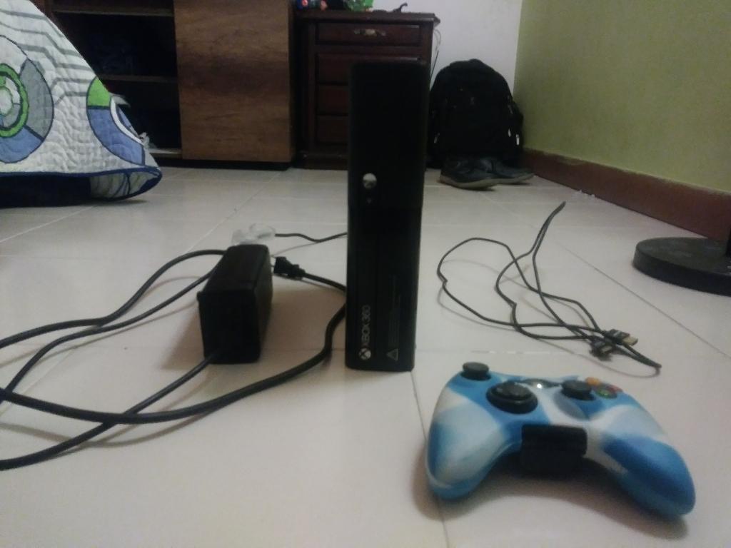 Xbox 360 con 2 Mandos Y2 Juegos