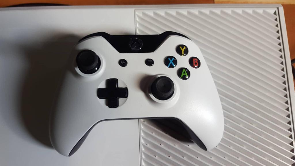 Xbox One Edicion Blanca con su Control y Cables Originales