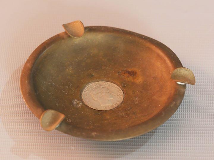 Cenicero antiguo de bronce con detalles en monedas