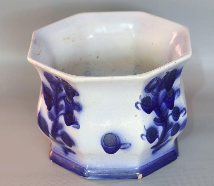 Vasija antigua de cerámica, marca Sarraguemines. Fabricada