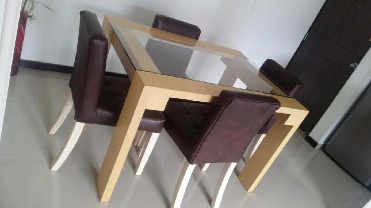 Mesa de 4 sillas