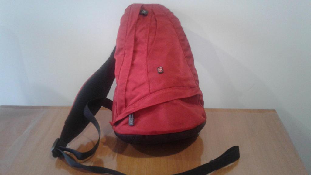 Mochila roja Victorinox de un solo tirante 36x23x14