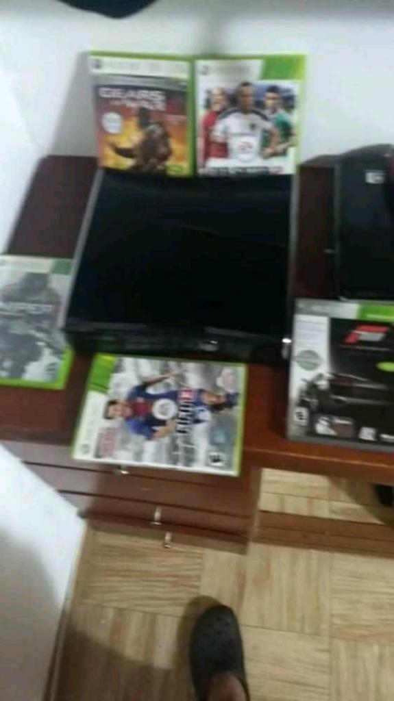 Vendo Xbox con Dos Controles Y 5 Juegos