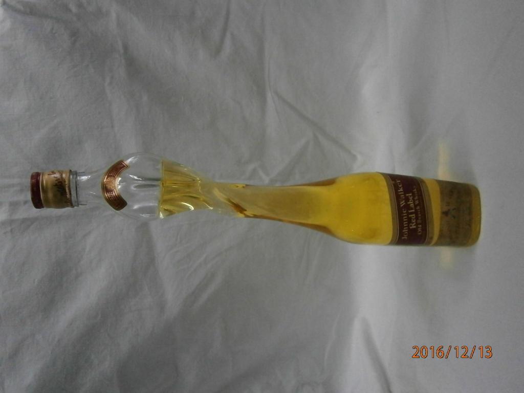 BOTELLLA DE JHONNIE WALKER DECORATIVA FORMA ALARGADA