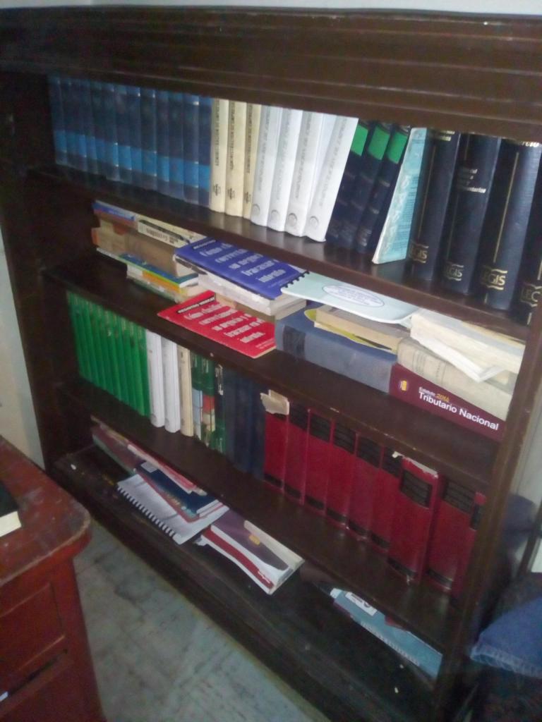 Enciclopedias y varios libros en buen estado con mueble