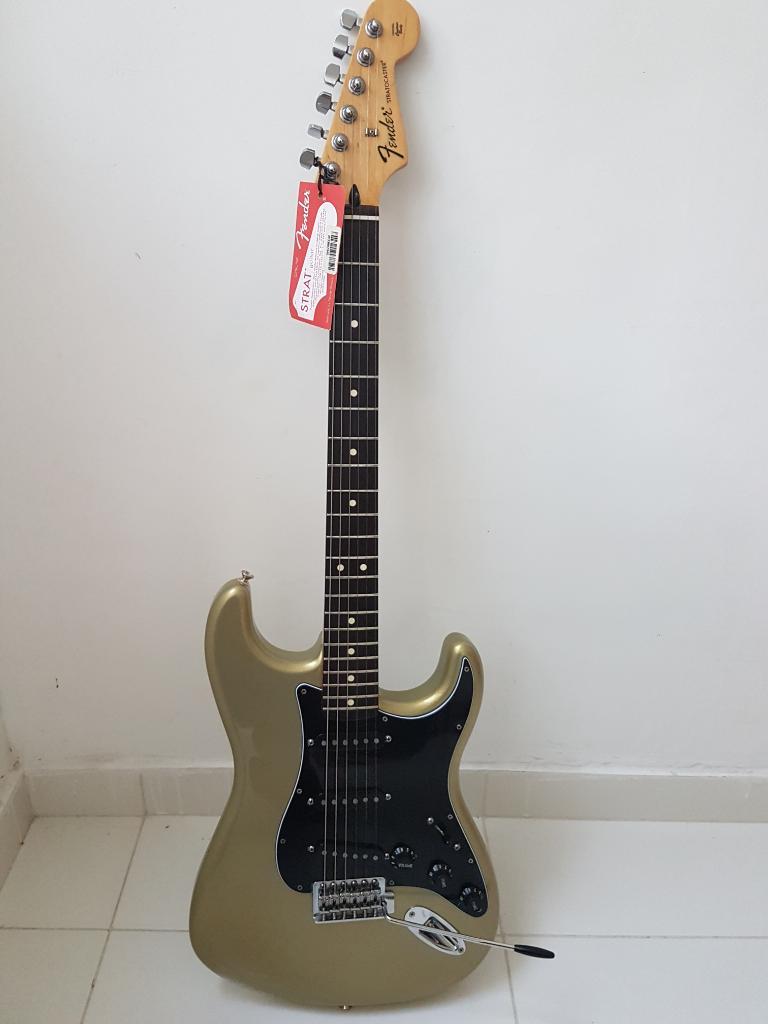 Guitarra Fender Standard Stratocaster