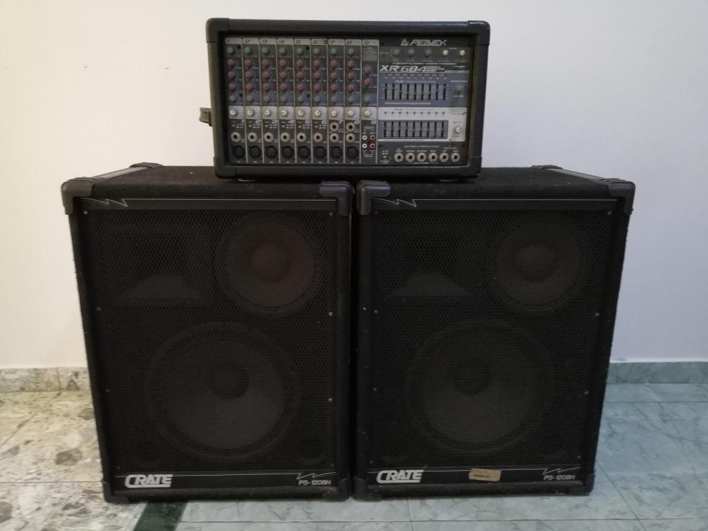 consola de sonido marca Peavey con dos cabinas