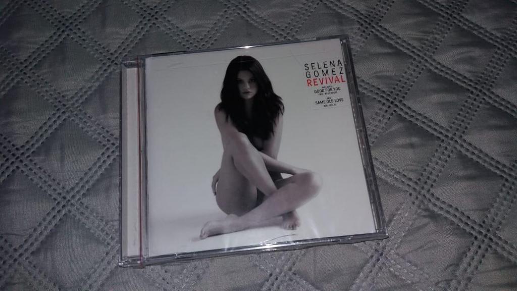 REVIVAL edición Deluxe de Selena Gomez