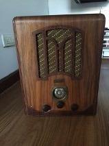 Radio antigua en madera,