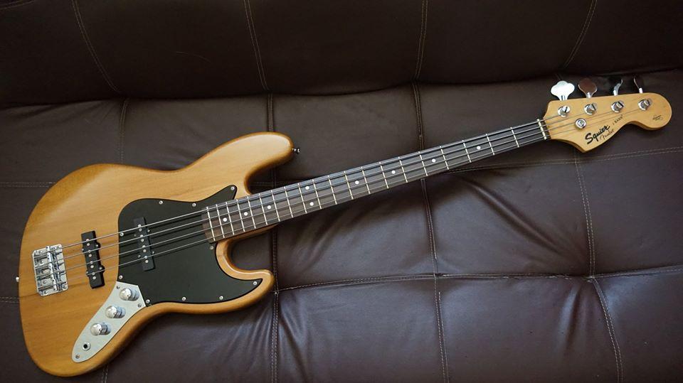 SQUIER JAZZ BASS CALIFORNIA SERIES NATURAL WOOD CON FORRO Y