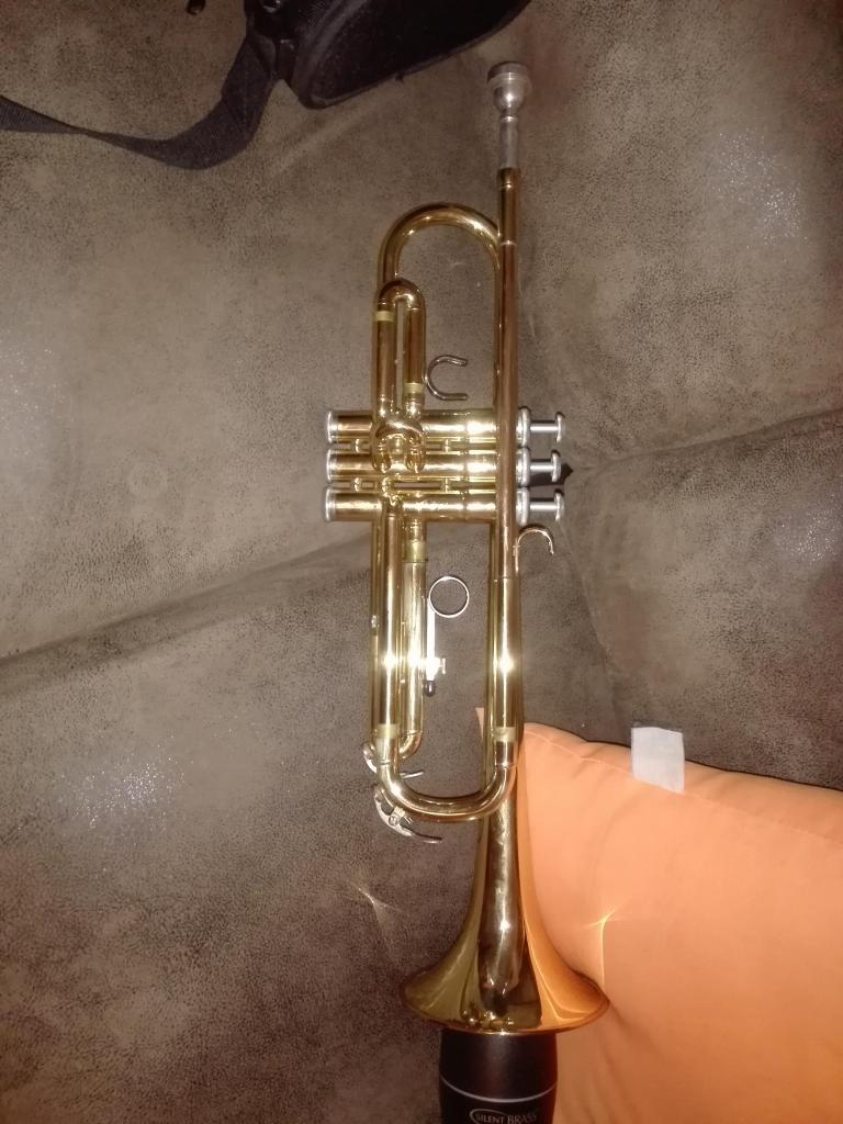 Trompeta Yamaha YTR  incluye Silent Brass Boquilla 11B4