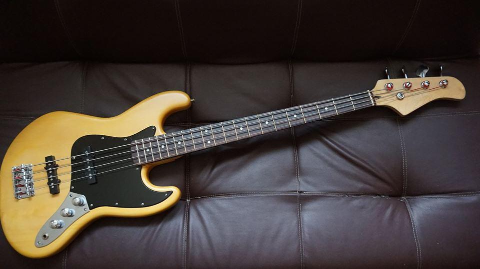 BAJO TIPO JAZZ BASS MARCA TEXAS CON LOGO FENDER NATURAL WOOD