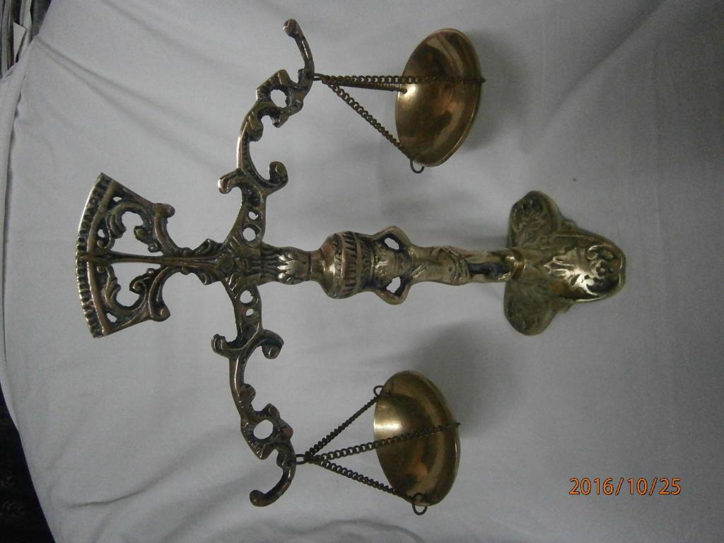 Balanza en bronce con niño dos platicos, mide altura 30 cms