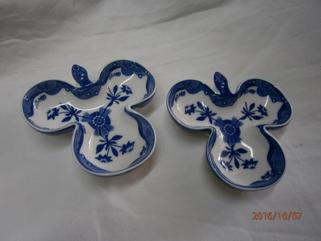 Ceniceros porcelana pintado azul forma trebol valor x c/u