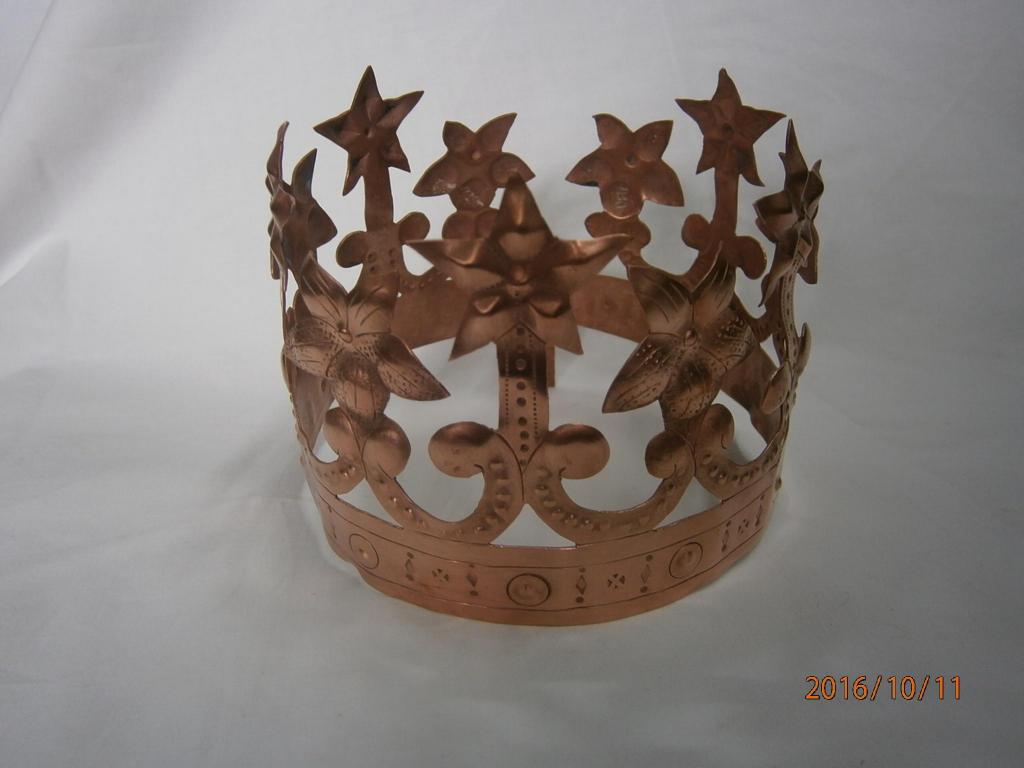 Corona en cobre para santo decorada con flores.