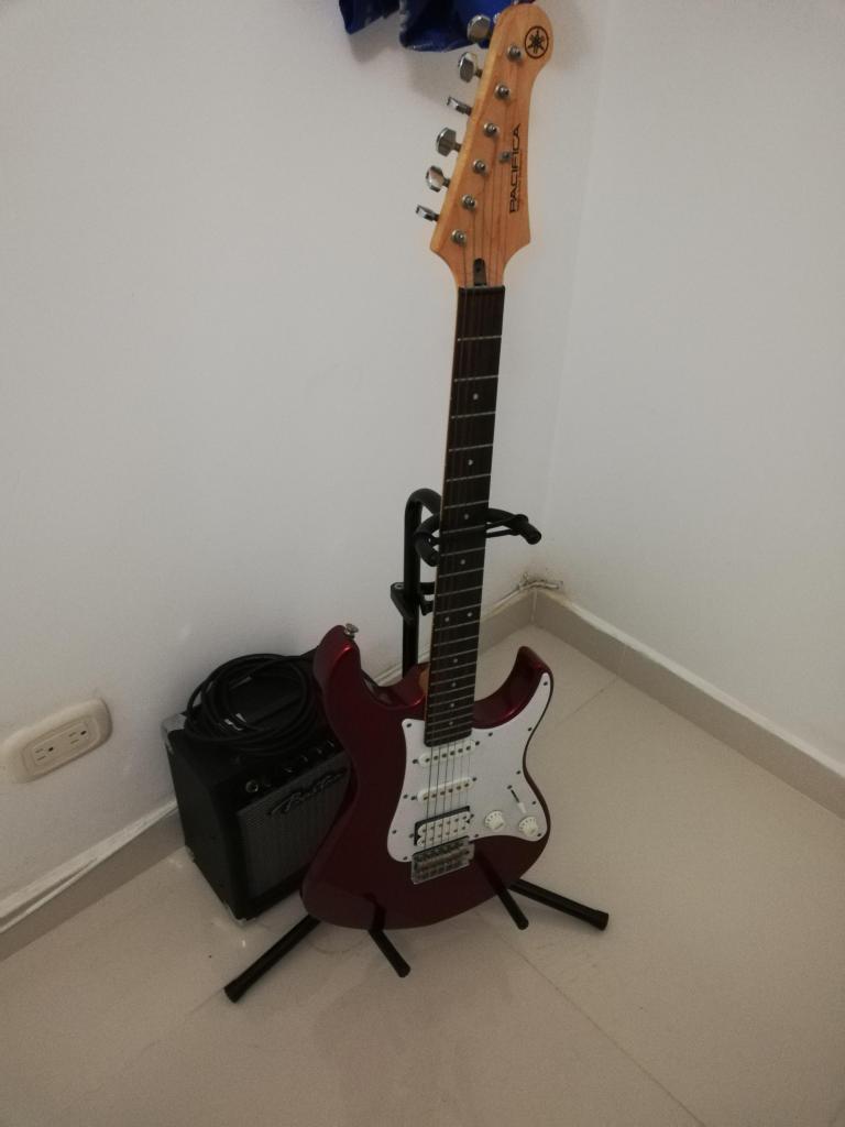 Guitarra Electrica Yamaha Pacifica 012 y Amplificador