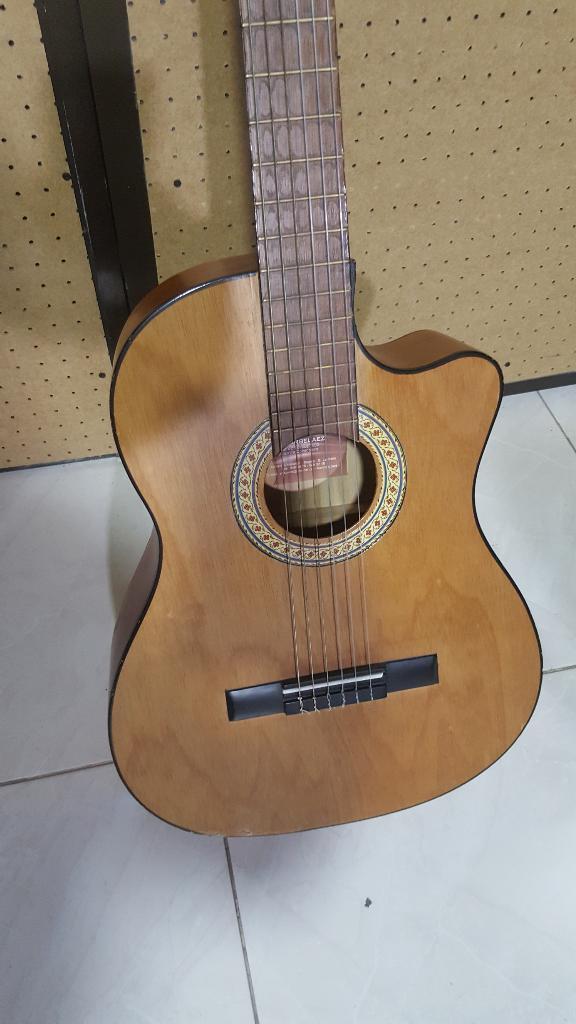 Guitarra con Muy Buen Sonido