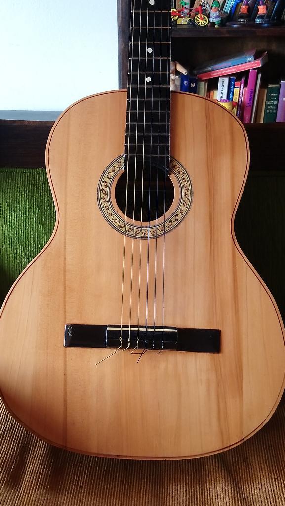 Guitarra en Cedro Madera Maciza