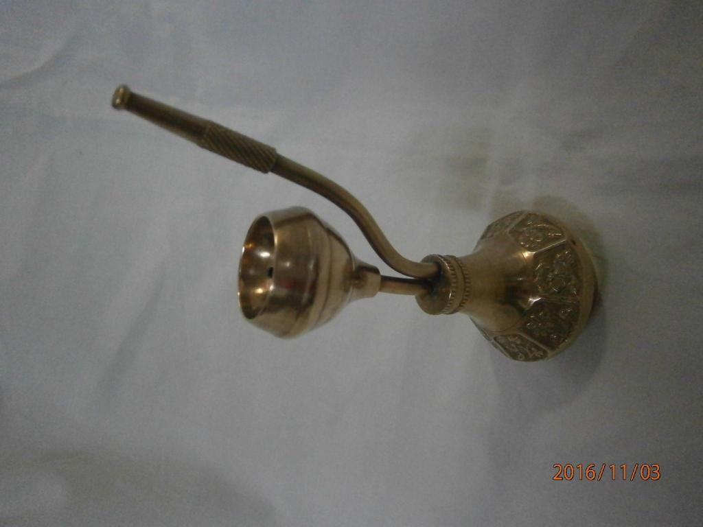 Pipa arabe en bronce con flores relieve y boquilla en bronce