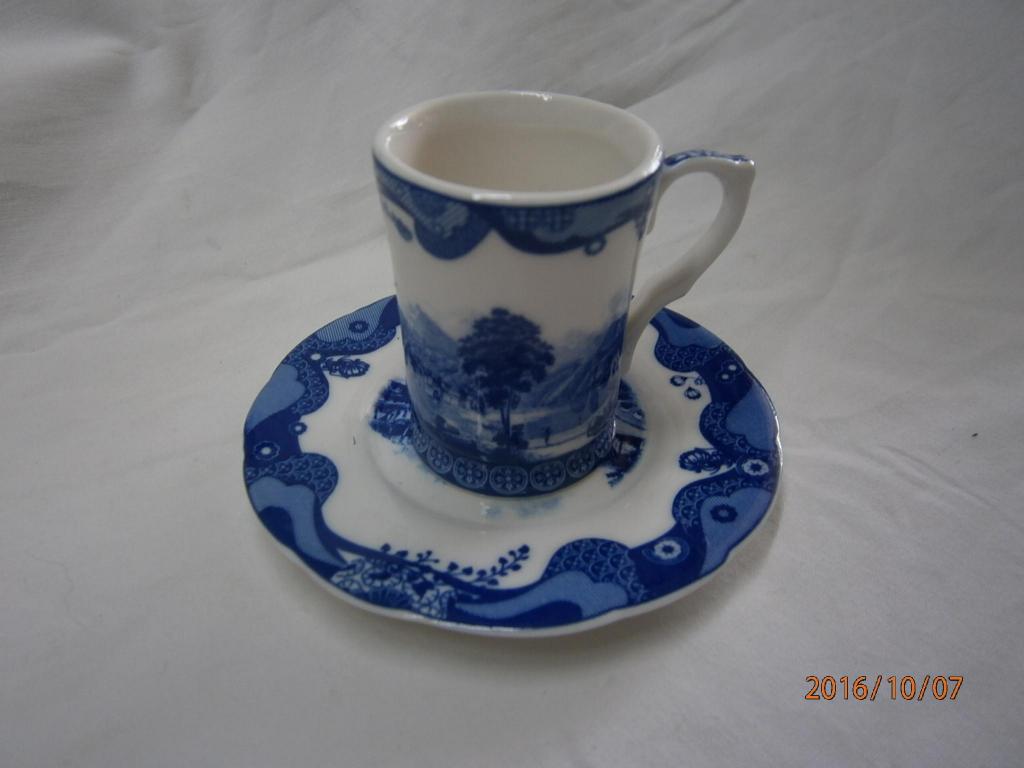 Pocillo y plato porcelana pintado azul marca Blue Collection