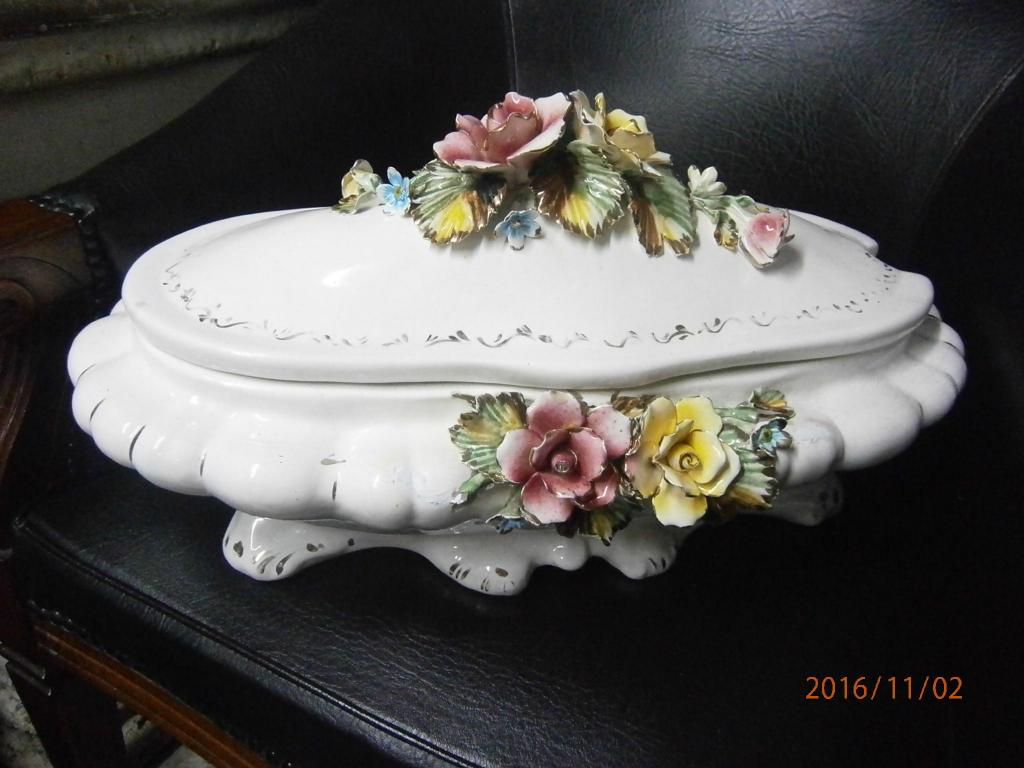 Sopera ceramica italiana con rosas grande, restaurada.