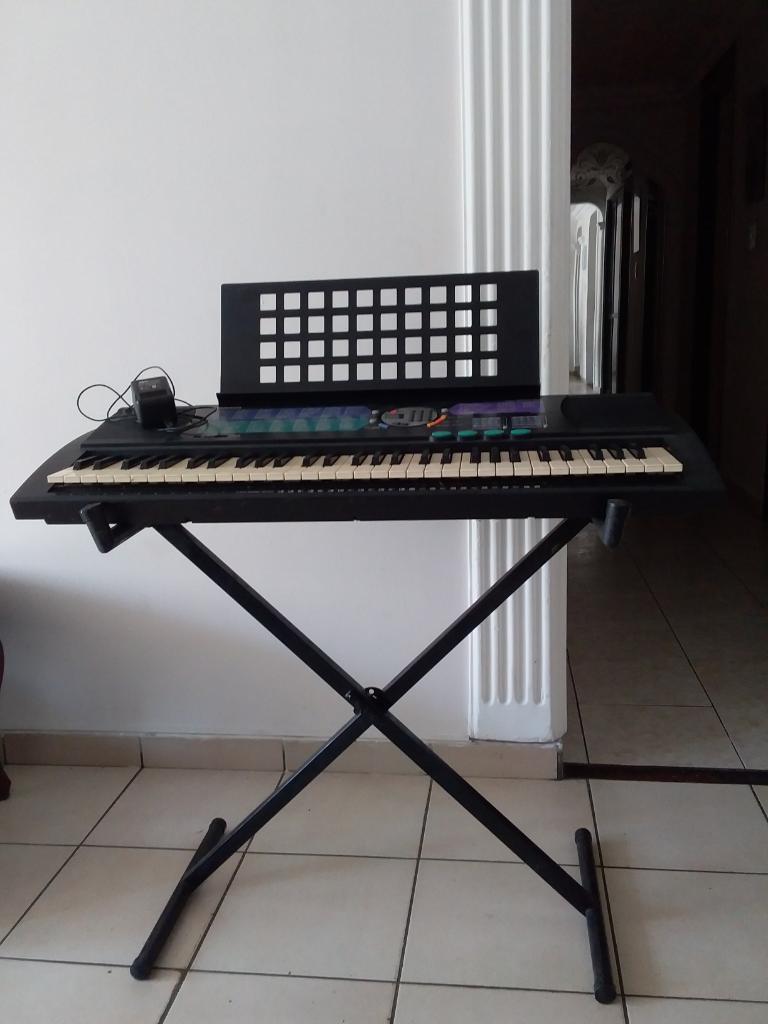 Vendo Organeta Yamaha Psr185