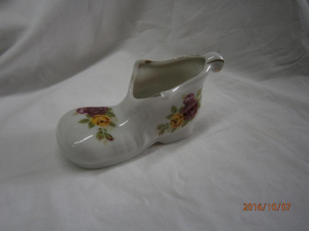 Zapato en porcelana con rosas.