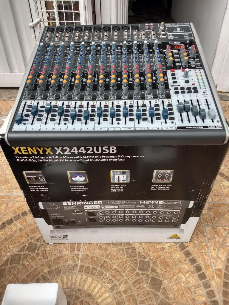 Mixer Behringer XENYXXUSB