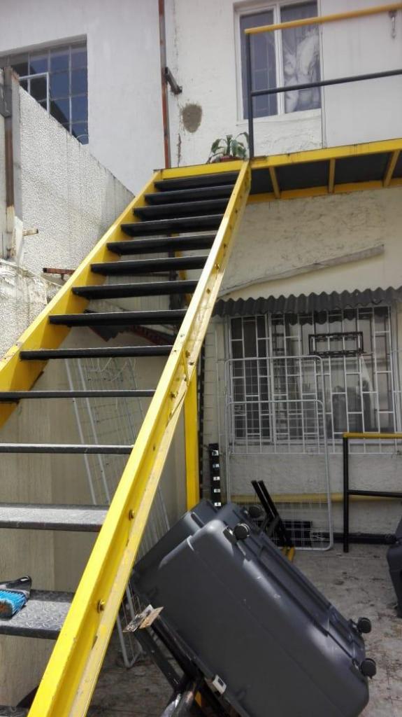Escalera de 5 metros Hierro grueso $ Negociable