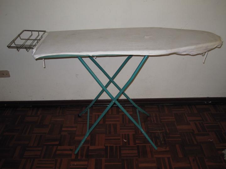 mesa de planchar plegable con forro blanco