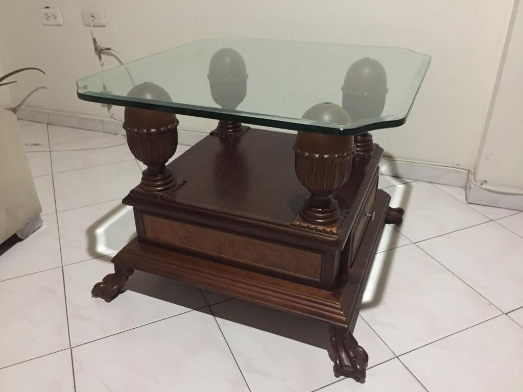 mesa para centro de sala en madera tallada con cajonera y