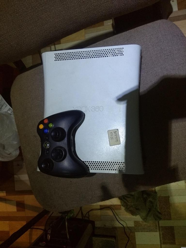 VENDO UNA XBOX 360 CON 20 JUEGOS INCORPORADOS