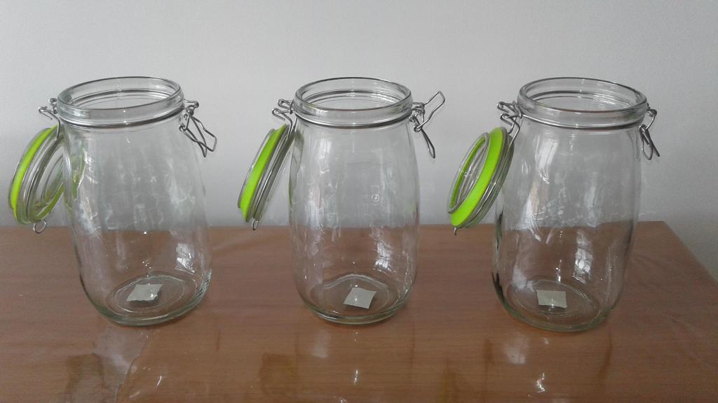 3 Envase de vidrio con cierre antiguo tipo cilindro con