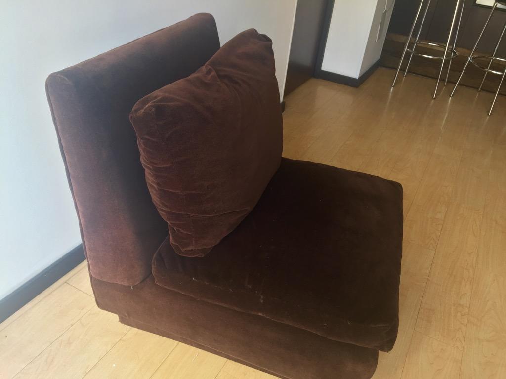 Sofa de un puesto color café