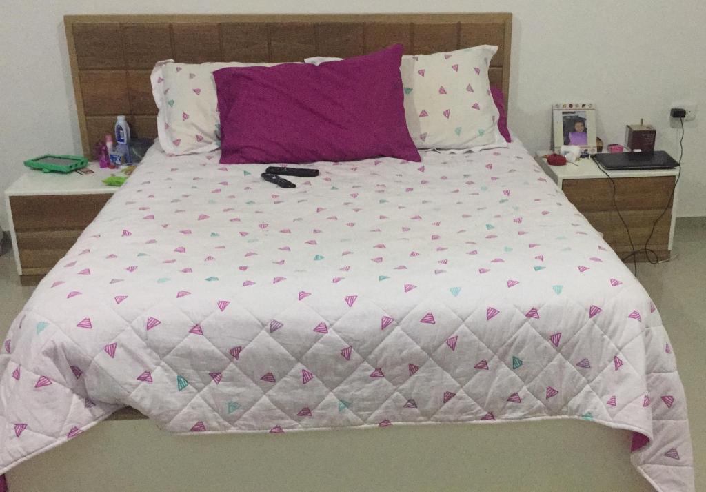 Vendo Cama  en Madera + 2 Mesit