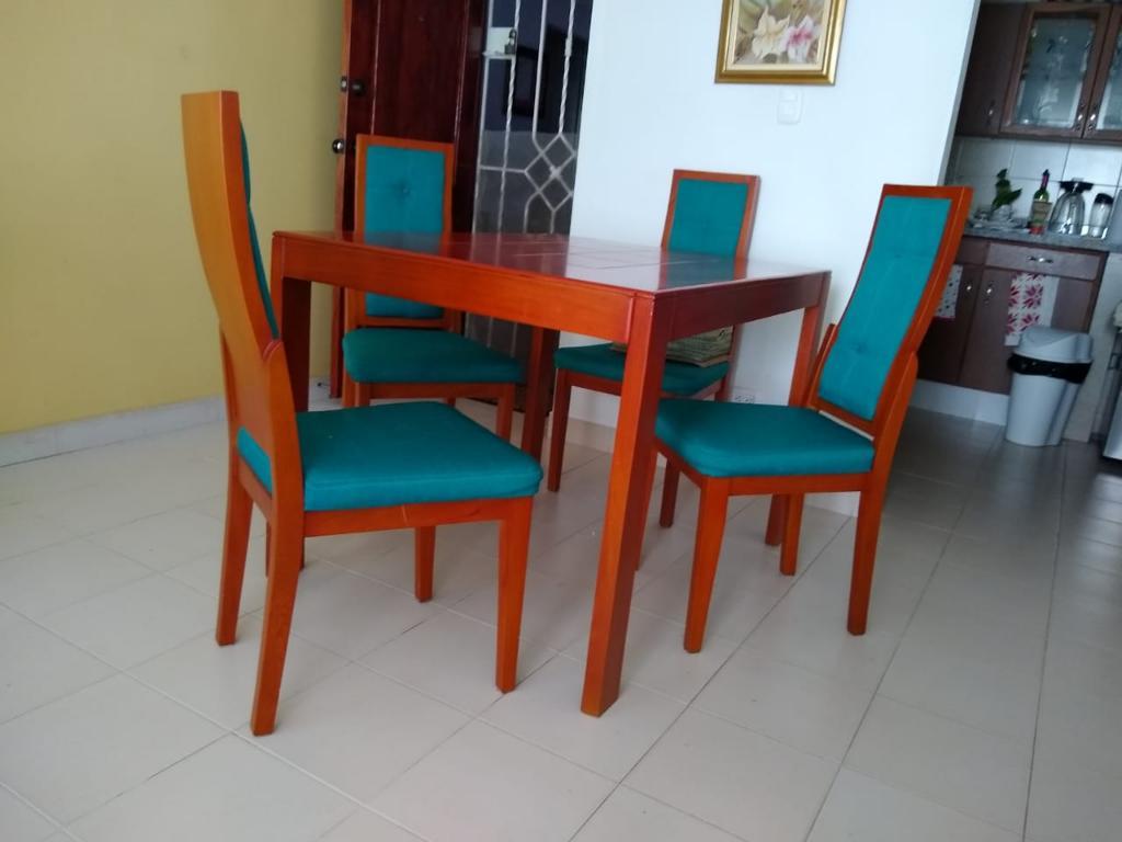 Vendo Juego Comedor 4 Puestos