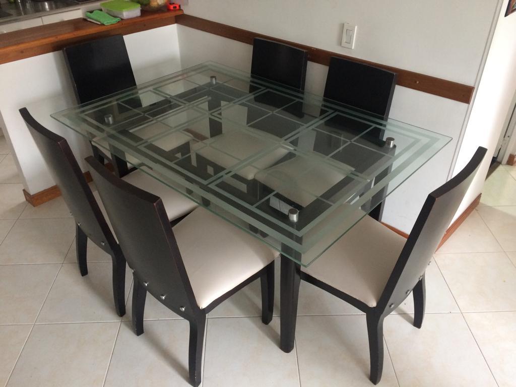 Hermoso comedor de seis puestos con vidrio grabado laser