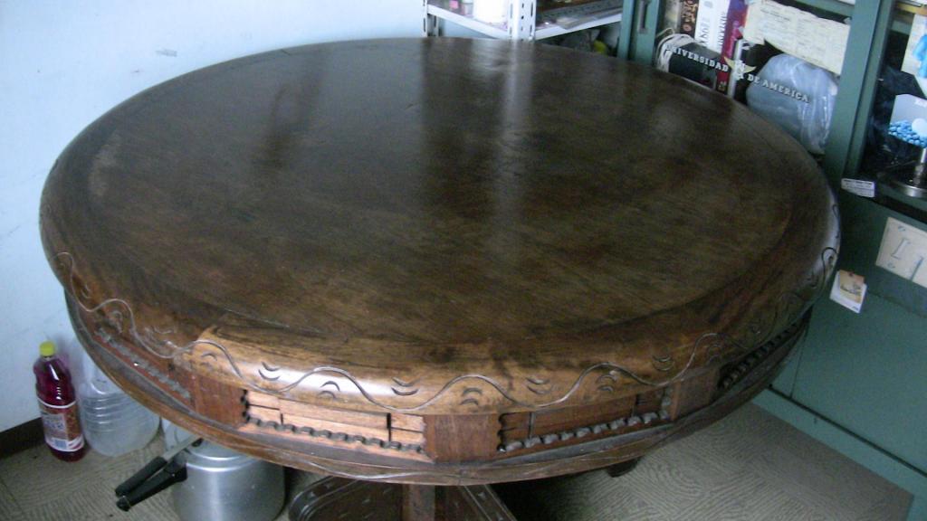 Linda mesa de comedor antigua, tallada, madera maciza