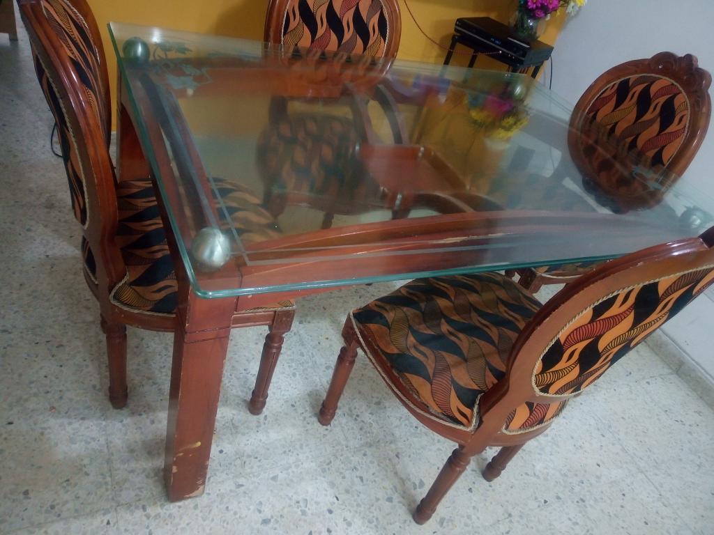 Se Vende Comedor de Muy Buena Madera