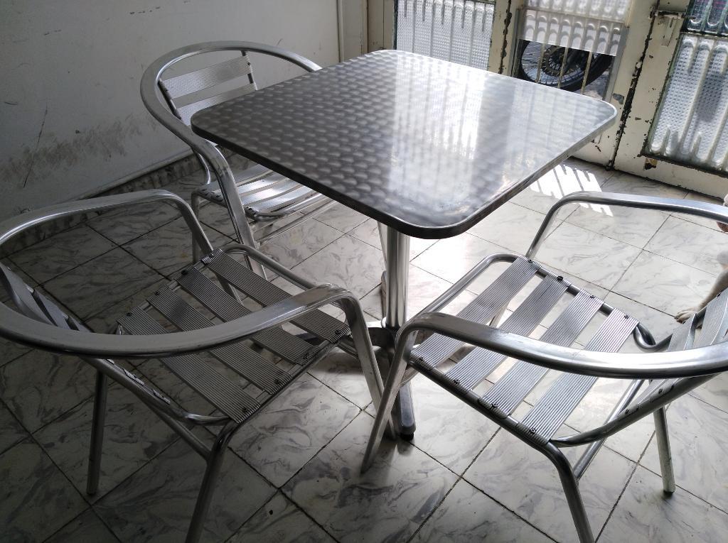 Vendo Mesa Y Tres Sillas en Aluminio