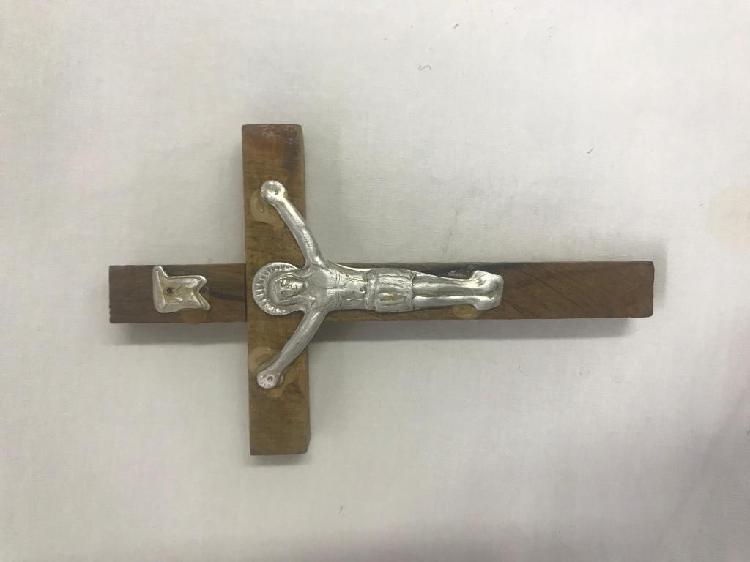 CRISTO PEQUEÑO PLATEADO CON CRUZ EN MADERA