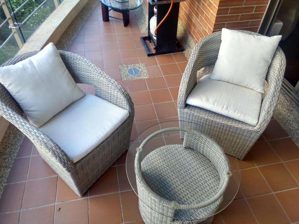 Muebles de mimbre y tela con mesa de centro para terraza muy