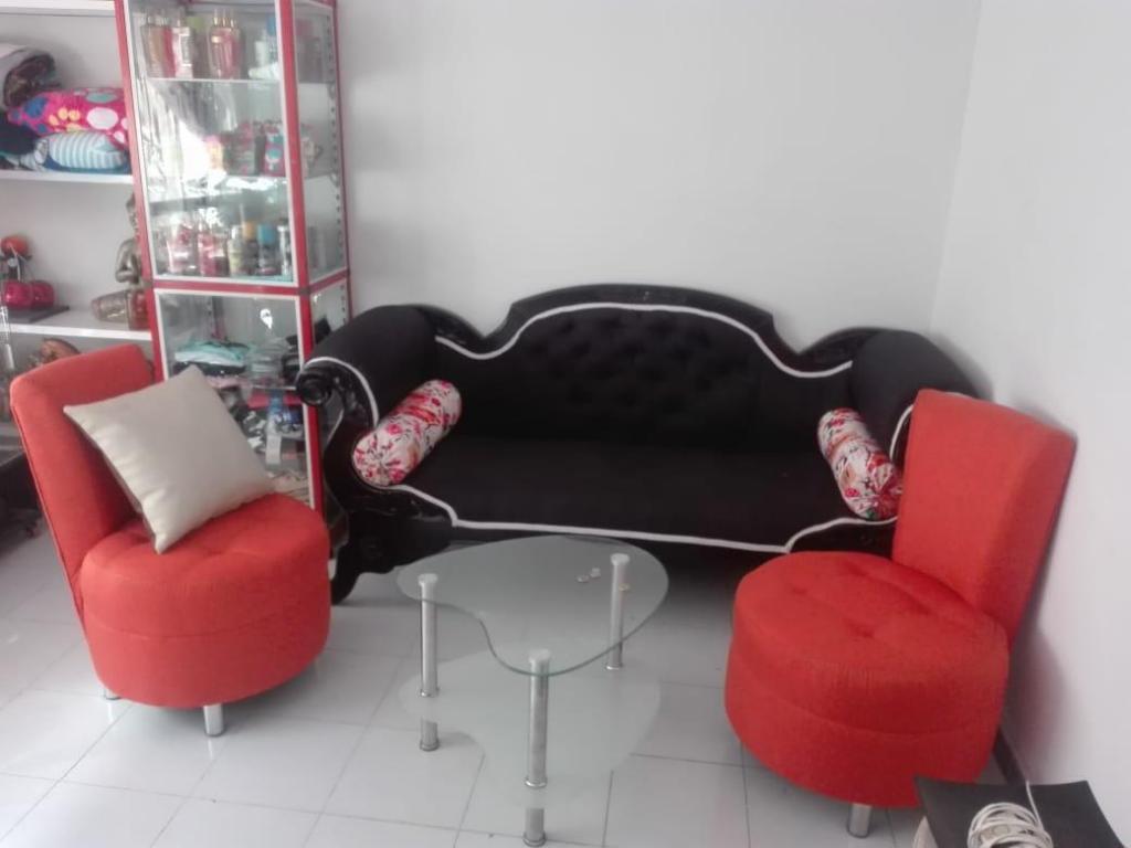 Sofa con poco uso y sillas completamente nuevas